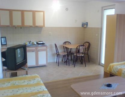 Iznajmljuju se apartmani i sobe turistima u centru Ohrida, частни квартири в града Ohrid, Mакедония