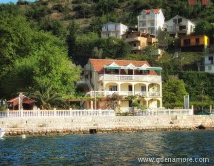 Stevovic-Wohnungen, Privatunterkunft im Ort Tivat, Montenegro - Pogled na kucu sa mora