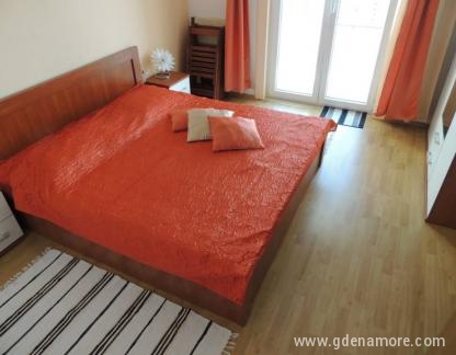 Orangefarbene Wohnung, Privatunterkunft im Ort Pisak, Kroatien - Orange apartment