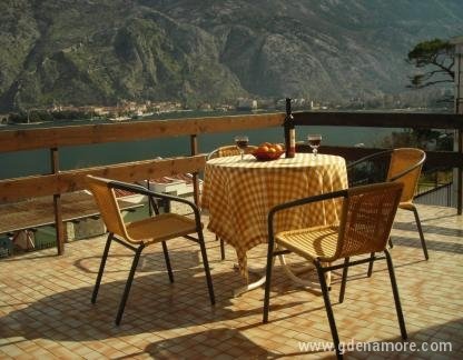 Apartman Radonić, Privatunterkunft im Ort Kotor, Montenegro - terasa