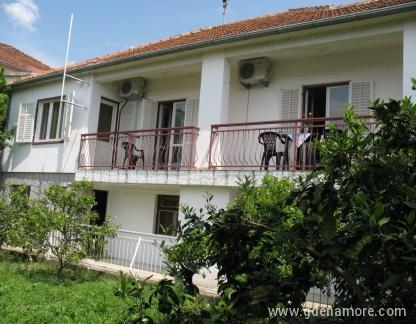 Wohnungen und Zimmer VEGA, Privatunterkunft im Ort Igalo, Montenegro - Apartmani i sobe VEGA