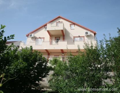 Апартаменти Калезич, частни квартири в града Radovići, Черна Гора