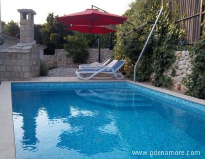 Stanovanje v Makarski z bazenom, zasebne nastanitve v mestu Makarska, Hrva&scaron;ka - bazen