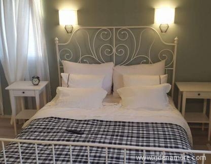 Apartment Grozdanić , private accommodation in city Tivat, Montenegro - Master Bedroom 