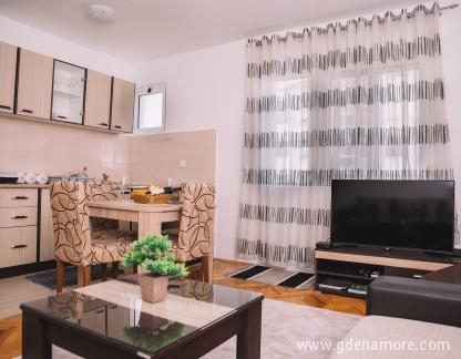 Dvosobni apartman u strogom centru Bara, logement privé à Bar, Mont&eacute;n&eacute;gro - Dnevni boravak#kuhinja#trpezarija