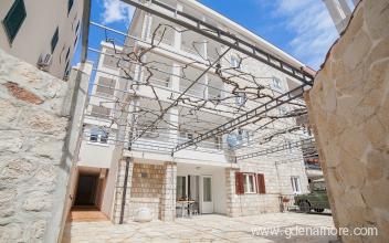 APARTMENTS IVAN, private accommodation in city Petrovac, Montenegro