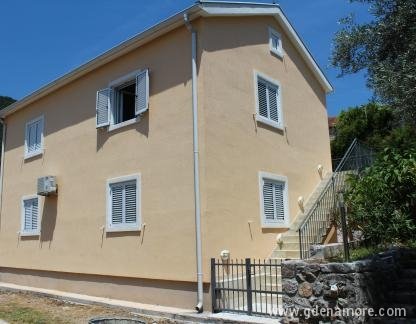 Apartamentos Popovic, alojamiento privado en Zanjice, Montenegro - Kuca