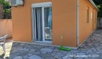 Izdajem novu sredjenu kucu 50m2, na 50m od mora, private accommodation in city Bijela, Montenegro