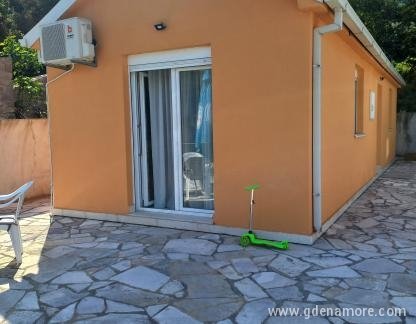 Izdajem novu sredjenu kucu 50m2, na 50m od mora, частни квартири в града Bijela, Черна Гора - IMG-d9744d26c8cbdb6e9685bdce3bfa462f-V