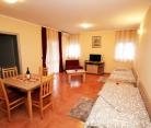 Apartman broj 7, alojamiento privado en Igalo, Montenegro