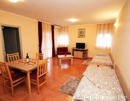 Apartman broj 7, , alojamiento privado en Igalo, Montenegro - FB_IMG_1682010033129