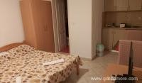 Апартаменти-стаи Селяново, частни квартири в града Tivat, Черна Гора