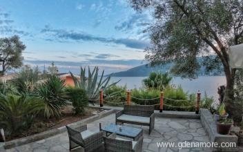 Sunny Skalini - Beachfront Retreat, 20 méterre a tengertől, Magán szállás a községben Herceg Novi, Montenegró