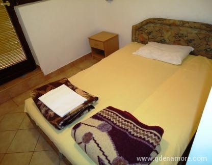 Zimmer und Appartements Vukčević, Apartman 1(slobodan od 21.08), Privatunterkunft im Ort Rafailovići, Montenegro
