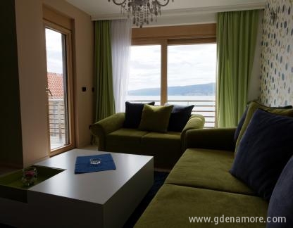 Jelena vile&apartmani, Duplex apartman sa tri spavaće sobe i pogledom na more, privatni smeštaj u mestu Tivat, Crna Gora