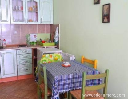 Izdajem 2 stana u centru Sutomora, Stan sa terasom, privatni smeštaj u mestu Sutomore, Crna Gora