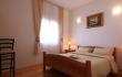 Nica soba u Nica apartmani, privatni smeštaj u mestu Sveti Stefan, Crna Gora