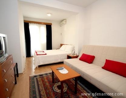 Appartamenti Draskovic, Monolocale con terrazzo, alloggi privati a Petrovac, Montenegro - IMG_5308