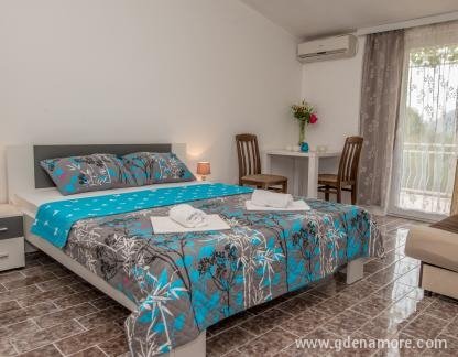 Apartmani Filipovic, Petokrevetni apartman sa dvije spavaće sobe i velikom terasom 10, privatni smeštaj u mestu Buljarica, Crna Gora - MML_4495