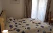 Chambre simple avec un lit double en Apartmani Orlović, logement privé à Bar, Mont&eacute;n&eacute;gro