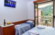Loka, chambre 7 avec terrasse et salle de bain en apartmani Loka, logement privé à Sutomore, Mont&eacute;n&eacute;gro