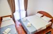 Loka, camera 3 con terrazzo e bagno u apartmani Loka, alloggi privati a Sutomore, Montenegro