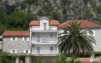 Apartmani Lipci, частни квартири в града Morinj, Черна Гора