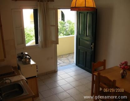 BEACH FRONT SALVANOS, logement privé à Corfu, Gr&egrave;ce - Rooms