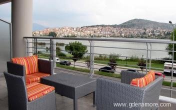 Paralimnio Suites, частни квартири в града Kastoria, Гърция
