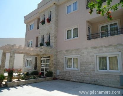 Apartmanamani Holiday, частни квартири в града Petrovac, Черна Гора