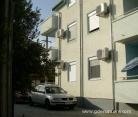 Κτίριο κατοικιών, ενοικιαζόμενα δωμάτια στο μέρος Srima, Croatia