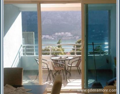 Apartman Vulović, privatni smeštaj u mestu Kotor, Crna Gora - Pogled iz dnvenog boravka na terasu