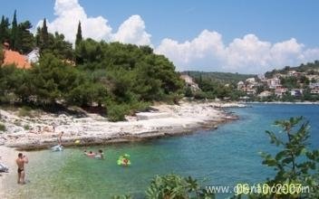 Apartmants Juretic, Trogir, Ciovo, a 50 m dalla spiaggia sulla foto, alloggi privati a Čiovo, Croazia