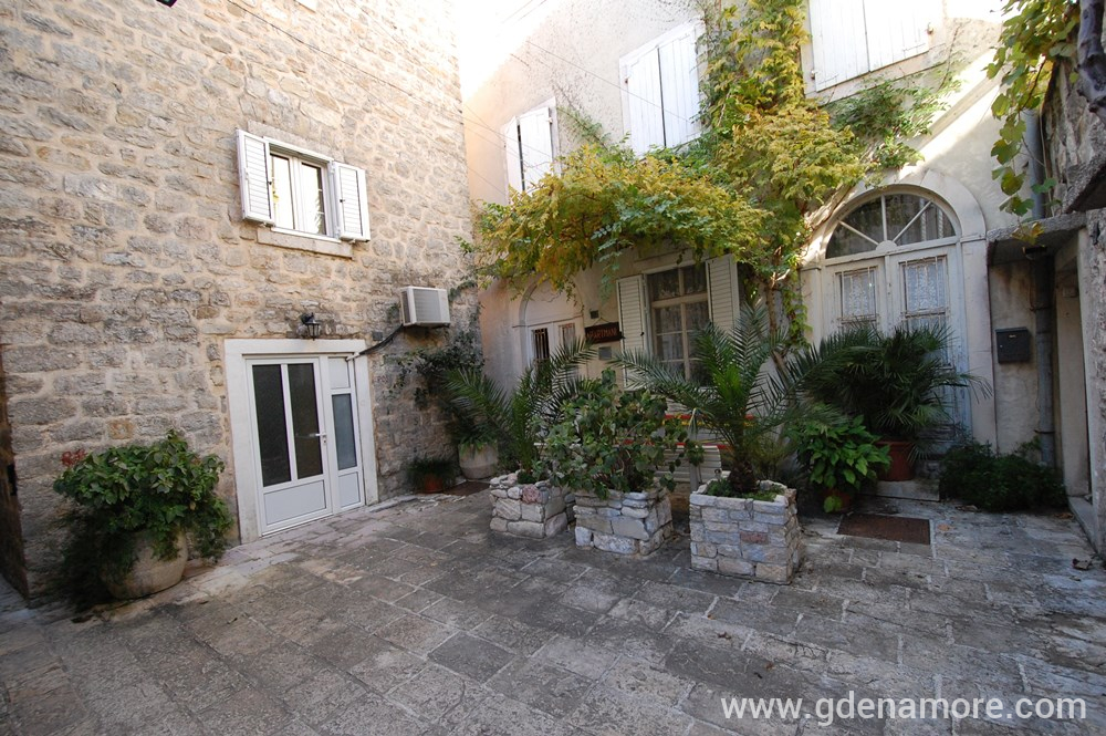 apartmani budva stari grad cene