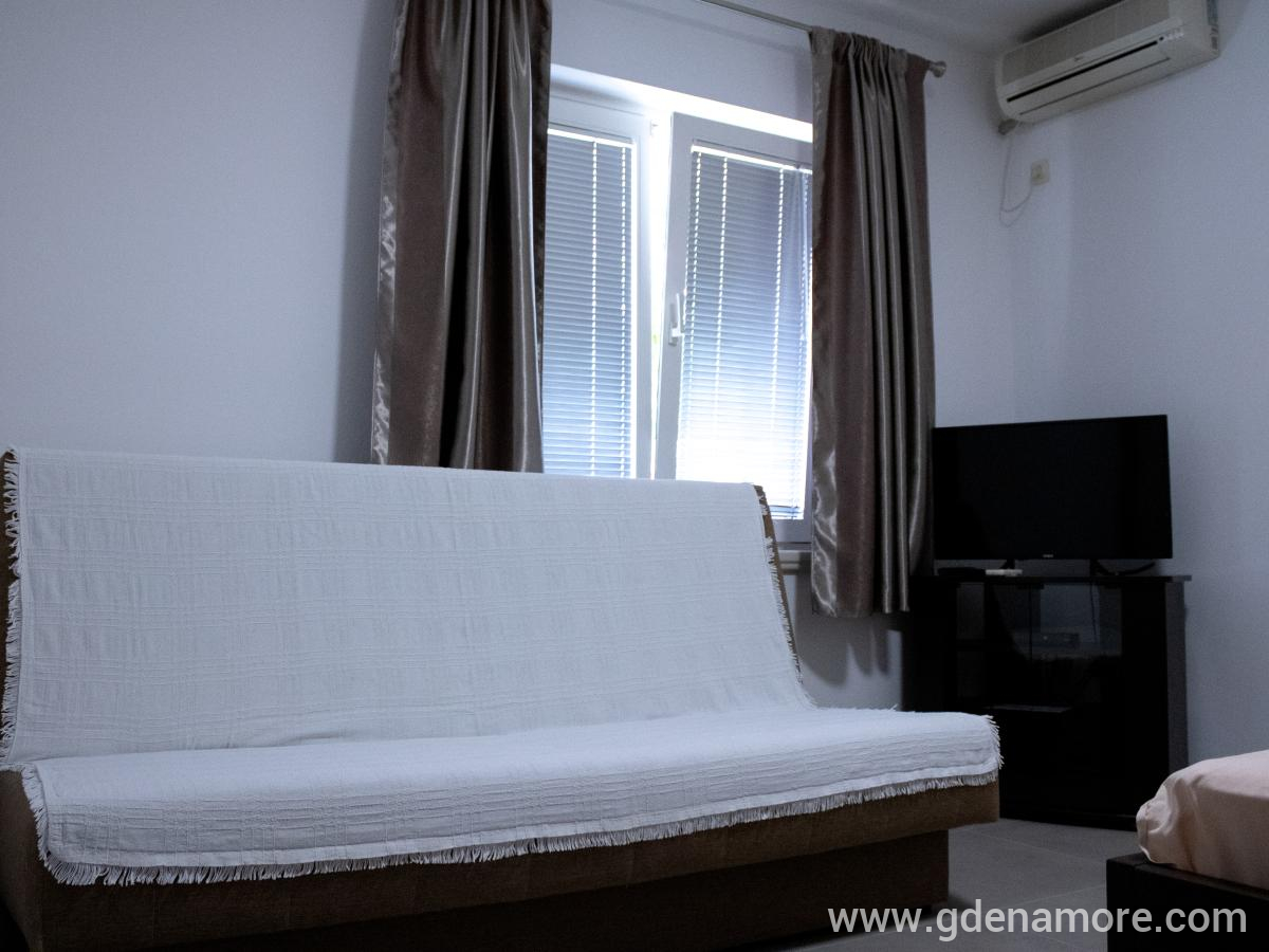 Bučuk apartmani, alojamiento privado en Bečići, Montenegro - Studio 1