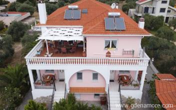 Aegean Villas, Mag&aacute;n sz&aacute;ll&aacute;s a k&ouml;zs&eacute;gben Potos, G&ouml;r&ouml;gorsz&aacute;g