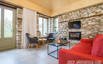 Ahirona-h&aacute;z, Mag&aacute;n sz&aacute;ll&aacute;s a k&ouml;zs&eacute;gben Theologos, G&ouml;r&ouml;gorsz&aacute;g