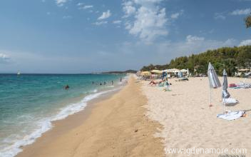 Anna Villa, Mag&aacute;n sz&aacute;ll&aacute;s a k&ouml;zs&eacute;gben Toroni, G&ouml;r&ouml;gorsz&aacute;g