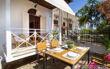 Eden Park H&aacute;z, Mag&aacute;n sz&aacute;ll&aacute;s a k&ouml;zs&eacute;gben Sozopoli, G&ouml;r&ouml;gorsz&aacute;g