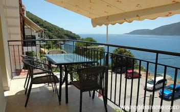 Ermioni St&uacute;di&oacute;k, Mag&aacute;n sz&aacute;ll&aacute;s a k&ouml;zs&eacute;gben Vasiliki, G&ouml;r&ouml;gorsz&aacute;g