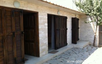 &Sigma;&tau;&omicron;ύ&nu;&tau;&iota;&omicron; &Delta;&iota;&alpha;&kappa;&omicron;&pi;ώ&nu; &sigma;&tau;&eta; &Chi;&alpha;&lambda;&kappa;&iota;&delta;&iota;&kappa;ή, &epsilon;&nu;&omicron;&iota;&kappa;&iota;&alpha;&zeta;ό&mu;&epsilon;&nu;&alpha; &delta;&omega;&mu;ά&tau;&iota;&alpha; &sigma;&tau;&omicron; &mu;έ&rho;&omicron;&sigmaf; Nea Potidea, Greece