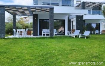 &Beta;ί&lambda;&epsilon;&sigmaf; Lux Et Mare, &epsilon;&nu;&omicron;&iota;&kappa;&iota;&alpha;&zeta;ό&mu;&epsilon;&nu;&alpha; &delta;&omega;&mu;ά&tau;&iota;&alpha; &sigma;&tau;&omicron; &mu;έ&rho;&omicron;&sigmaf; Pefkohori, Greece