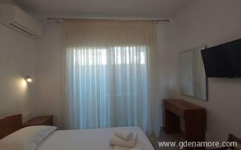 &Sigma;&tau;&omicron;ύ&nu;&tau;&iota;&omicron; Ά&nu;&nu;&iota;&omicron;, &epsilon;&nu;&omicron;&iota;&kappa;&iota;&alpha;&zeta;ό&mu;&epsilon;&nu;&alpha; &delta;&omega;&mu;ά&tau;&iota;&alpha; &sigma;&tau;&omicron; &mu;έ&rho;&omicron;&sigmaf; Nikiti, Greece