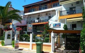 &Mu;&alpha;&rho;ί&alpha; &Chi;ά&omicron;&upsilon;&sigmaf;, &epsilon;&nu;&omicron;&iota;&kappa;&iota;&alpha;&zeta;ό&mu;&epsilon;&nu;&alpha; &delta;&omega;&mu;ά&tau;&iota;&alpha; &sigma;&tau;&omicron; &mu;έ&rho;&omicron;&sigmaf; Nea Potidea, Greece