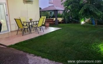 &Mu;&alpha;&rho;ί&alpha; &Chi;ά&omicron;&upsilon;&zeta;, &epsilon;&nu;&omicron;&iota;&kappa;&iota;&alpha;&zeta;ό&mu;&epsilon;&nu;&alpha; &delta;&omega;&mu;ά&tau;&iota;&alpha; &sigma;&tau;&omicron; &mu;έ&rho;&omicron;&sigmaf; Metagkitsi, Greece