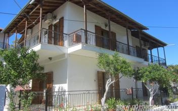 Eml&eacute;kezz St&uacute;di&oacute;kra, Mag&aacute;n sz&aacute;ll&aacute;s a k&ouml;zs&eacute;gben Vasiliki, G&ouml;r&ouml;gorsz&aacute;g