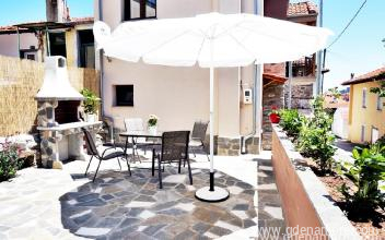 Giota Villa, Mag&aacute;n sz&aacute;ll&aacute;s a k&ouml;zs&eacute;gben Potamia, G&ouml;r&ouml;gorsz&aacute;g