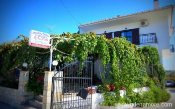 Sotiria h&aacute;zak, Mag&aacute;n sz&aacute;ll&aacute;s a k&ouml;zs&eacute;gben Potos, G&ouml;r&ouml;gorsz&aacute;g