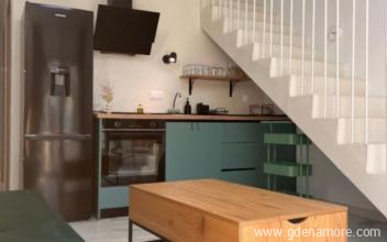 Feh&eacute;r Zoha Vill&aacute;k, Mag&aacute;n sz&aacute;ll&aacute;s a k&ouml;zs&eacute;gben Toroni, G&ouml;r&ouml;gorsz&aacute;g