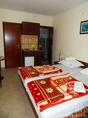 Studio 2 u Villa Luka, privatni smeštaj u mestu Sveti Stefan, Crna Gora